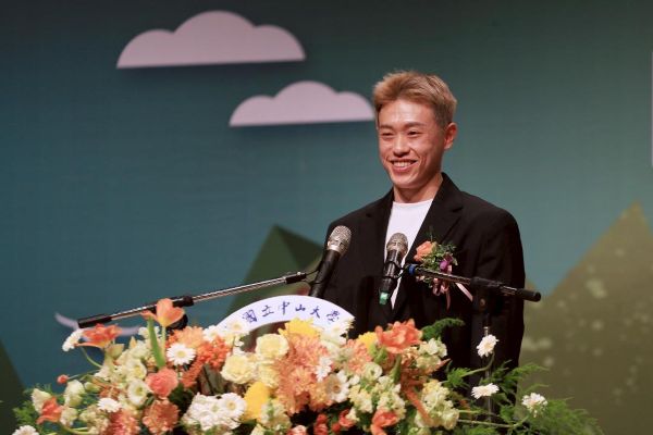 羽球冠軍林俊易現身中山大學畢典　以奪冠路詮釋堅持力量1